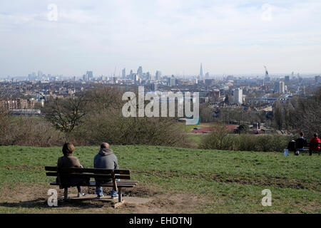 Eine Rückansicht von zwei Menschen sitzen auf einer Bank in Hampstead Heath Stockfoto