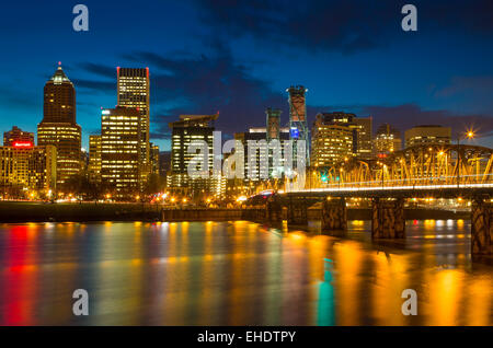 Dämmerung über Portland an den Ufern des Willamette River, Oregon, USA Stockfoto