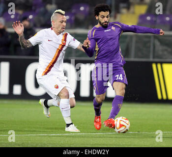 Florenz, Italien. 12. März 2015.  Florenz, Italien. 12. März 2015.  Fiorentina vorwärts Mohamed Salah Kampf für einen Ball mit Roma Mittelfeldspieler Radja Nainggolan (L) während der UEFA Europa League Runde der 16 ersten Bein-Fußballspiel zwischen ACF Fiorentina und AS Roma, auf Donnerstag, 12. März 2015 im Stadion Artemio Franchi. © Andrea Spinelli/Alamy Live News Bildnachweis: Andrea Spinelli/Alamy Live-Nachrichten Stockfoto