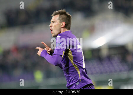 Florenz, Italien. 12. März 2015.  Florenz, Italien. 12. März 2015.  Fiorentina Mittelfeldspieler Josip Ilicic feiert nach Tor 1-0 in der UEFA Europa League Runde der 16 ersten Bein Fußball zwischen ACF Fiorentina und AS Roma, auf Donnerstag, 12. März 2015 im Stadion Artemio Franchi übereinstimmen. © Andrea Spinelli/Alamy Live News Bildnachweis: Andrea Spinelli/Alamy Live-Nachrichten Stockfoto