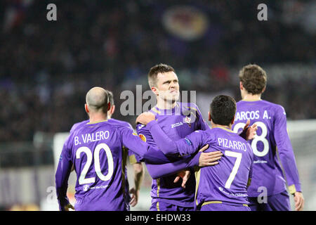 Florenz, Italien. 12. März 2015.  Florenz, Italien. 12. März 2015.  Fiorentina Mittelfeldspieler Josip Ilicic mit Teamkollegen feiert nach Tor 1-0 in der UEFA Europa League Runde der 16 ersten Bein Fußball zwischen ACF Fiorentina und AS Roma, auf Donnerstag, 12. März 2015 im Stadion Artemio Franchi übereinstimmen. © Andrea Spinelli/Alamy Live News Bildnachweis: Andrea Spinelli/Alamy Live-Nachrichten Stockfoto