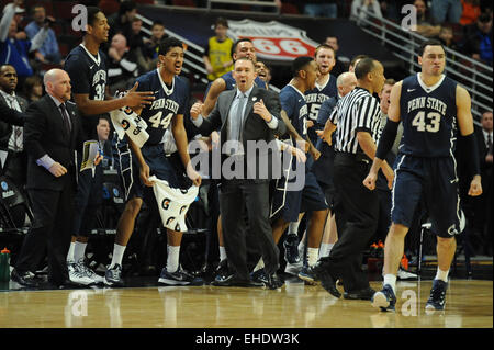 Chicago, Illinois, USA. 12. März 2015. Penn State Nittany Lions head Coach Pat Chambers und Team-Mitglieder zu feiern, in der zweiten Hälfte während der 2015 große zehn Männer Basketball-Turnier Spiel zwischen der Penn State Nittany Lions und die Iowa Hawkeyes im United Center in Chicago, IL. Penn State gewann 67 58 über Iowa. © Cal Sport Media/Alamy Live-Nachrichten Stockfoto