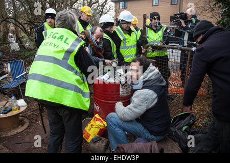 Bristol, UK. 12. März 2015. Gerichtsvollzieher zog nach Demonstranten gewaltsam zu vertreiben, die daran hindern, Beginn der Arbeit an einem neuen Projekt der Metrobus. Die Demonstranten verwendet Schlösser und Ketten, um Entfernung von Baum-Top Camps und Tunneln zu widerstehen.  Als Dunkelheit die meisten von denen fielen waren Besatzungsmacht Baumkronen noch in Kraft.  Bristol, UK. 12. März 2015. Bildnachweis: Redorbital Fotografie/Alamy Live-Nachrichten Stockfoto