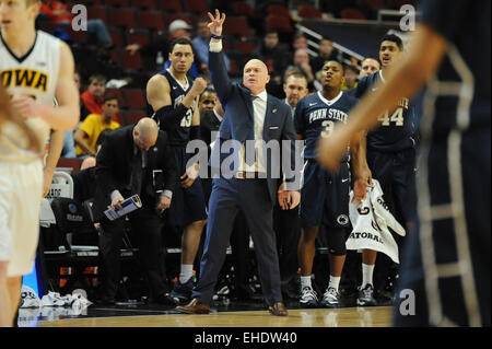 Chicago, Illinois, USA. 12. März 2015. Penn State Nittany Lions Trainer Pat Chambers leitet sein Team in der zweiten Hälfte während der 2015 große zehn Männer Basketball-Turnier Spiel zwischen der Penn State Nittany Lions und die Iowa Hawkeyes im United Center in Chicago, IL. Penn State gewann 67 58 über Iowa. © Cal Sport Media/Alamy Live-Nachrichten Stockfoto