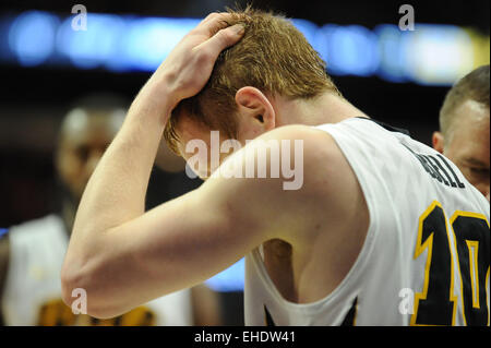 Chicago, Illinois, USA. 12. März 2015. Iowa Hawkeyes Guard Mike Gesell (10) schnappt sich den Kopf vor Schmerzen in der zweiten Hälfte während der 2015 große zehn Männer Basketball-Turnier Spiel zwischen der Penn State Nittany Lions und die Iowa Hawkeyes im United Center in Chicago, IL. Penn State gewann 67 58 über Iowa. © Cal Sport Media/Alamy Live-Nachrichten Stockfoto