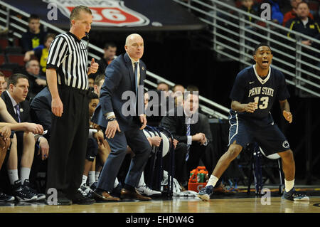 Chicago, Illinois, USA. 12. März 2015. Penn State Nittany Lions head Coach Pat Chambers in Aktion in der zweiten Hälfte während der 2015 große zehn Männer Basketball-Turnier Spiel zwischen der Penn State Nittany Lions und die Iowa Hawkeyes im United Center in Chicago, IL. Penn State gewann 67 58 über Iowa. © Cal Sport Media/Alamy Live-Nachrichten Stockfoto