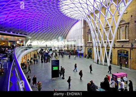 Des Königs oder Bahnhof Kings Cross, wichtigen Gateways in London von Norden, ehemals ein Rotlichtviertel & Auslauf wird umgebaut Stockfoto