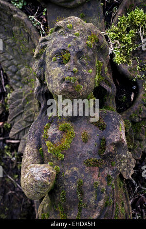 Ein gefallen und zerbrochene Denkmal mit Moos auf It, Merchiston Nordfriedhof, Edinburgh, Schottland. Stockfoto