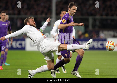 Florenz, Italien. 12. März 2015.  Roma Mittelfeldspieler Daniele De Rossi Kampf mit Fiorentina Mittelfeldspieler Milan Badelj während der UEFA Europa League Runde der 16 ersten Bein-Fußballspiel zwischen ACF Fiorentina und AS Roma, auf Donnerstag, 12. März 2015 im Stadion Artemio Franchi. Bildnachweis: Andrea Spinelli/Alamy Live-Nachrichten Stockfoto