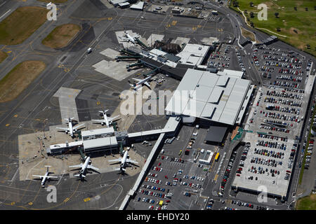 Flugzeuge am Passagierterminal Flughafen Wellington, Wellington, Nordinsel, Neuseeland - Antenne Stockfoto