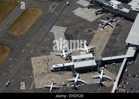 Flugzeuge am Passagierterminal Flughafen Wellington, Wellington, Nordinsel, Neuseeland - Antenne Stockfoto