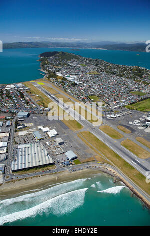 Start-und Landebahn von Wellington International Airport, Lyall Bay (nahe) und Evans Bucht (Abstand), Wellington, Nordinsel, Neuseeland Stockfoto