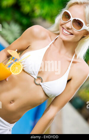 Porträt der jungen attraktiven Frau, die gute Zeit in tropischer Umgebung Stockfoto
