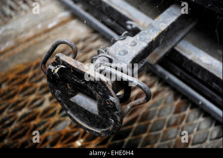 Industrielle schoss mit alten Straßenbahn Wagen Puffer abgedeckt in einem Spinnennetz Stockfoto