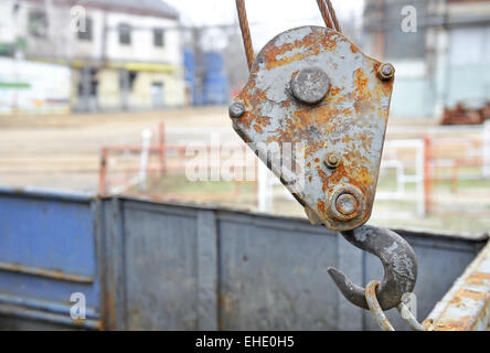 Industrielle Metallhaken Detail Schuss außerhalb einer Fabrik Stockfoto