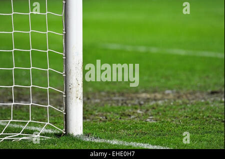 Sport mit einem Fußball-Ziel-Detail an regnerischen Tag erschossen Stockfoto