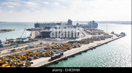 Southamptons Eastern Docks, Blick nach Süden. Bild zeigt Autos und JCB ist Export erwartet. Bild Datum: Samstag, 7. März 2015. P Stockfoto