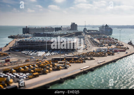 Southamptons Eastern Docks, Blick nach Süden. Bild zeigt Autos und JCB ist Export erwartet. Bild Datum: Samstag, 7. März 2015. P Stockfoto
