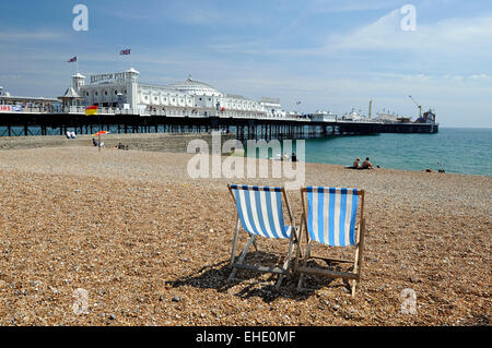 Zwei blaue weiße Liegestühle am Pier und Strand in Brighton, East Sussex, England, UK, Europa Stockfoto