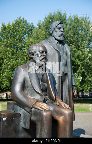 Bronze-Statue von Karl Marx und Friedrich Engels Marx-Engels-Forum Berlin Deutschland Europa Stockfoto