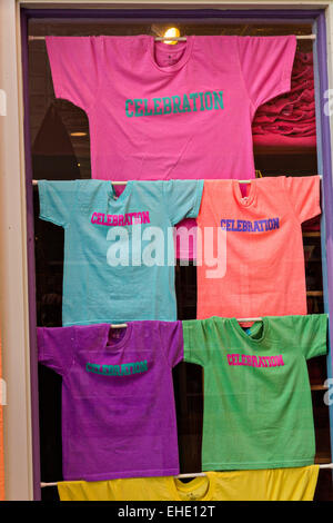Bunte Hemden auf den Verkauf in das Einkaufszentrum Village in der Disney schuf Meister geplante Gemeinschaft Celebration, Florida. Stockfoto