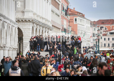 Eine große Gruppe von Menschen zu Fuß auf die Brücke und sightseeing auf Riva Degli Schiavoni in Venedig, Italien. Stockfoto