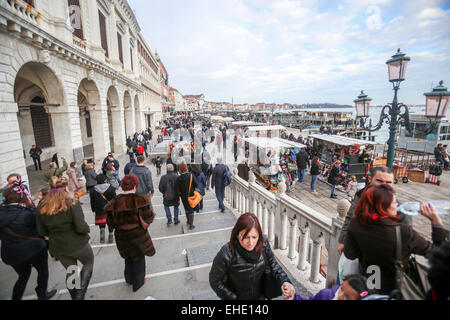 Eine große Gruppe von Menschen zu Fuß auf der Brücke neben Palazzo Delle Prigioni auf Riva Degli Schiavoni in Venedig, Italien. Stockfoto