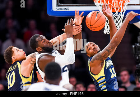 New York, NY, USA. 12. März 2015. 12. März 2015: Marquette senior vorwärts Juan Anderson (10) und Marquette junior vorwärts Steve Taylor Jr. (25) kämpfen Villanova junior vorwärts Daniel Ochefu (23) für einen Rebound [Daniel Ochefumatchup zwischen Marquette Golden Eagles und die #4 Rang Villanova Wildcats in der Big East Turnier Halbfinale im Madison Square Garden in New York City. Scott Serio/CSM/Alamy Live-Nachrichten Stockfoto