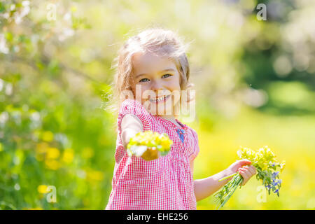 Glückliche kleine Mädchen im Frühjahr sonnigen park Stockfoto