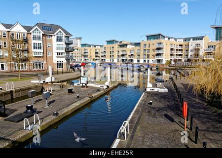 Modernes Wohnen auf dem Grand Union Canal in Brentford Lock West London UK Stockfoto