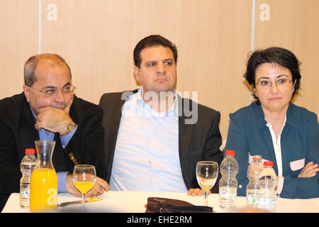 (150312)--JERUSALEM, 12. März 2015 (Xinhua)--Datei Foto aufgenommen am 23. Januar 2015, zeigt arabische israelische Gesetzgeber, Haneed Zoabi (R), Ayman Odeh (C) und Ahmad Tibi, Adresse eines "Gemeinsamen arabischen Liste" Kampagne treffen in Nazareth, Israel. Eine Koalition von ehemals Streitereien arabischen Parteien erweist sich als eine überraschende Kraft in den bevorstehenden Wahlen in Israel, inspirierende hofft, dass der jüdische Staat gezwungen werden, ihre Politik gegen diese große nationale Minderheit verändern. Die neuesten Umfragen zeigen, dass die gemeinsamen arabischen Liste 10 Prozent der Stimmen, d.h. 13 Sitze im Israels 120-köpfigen Knesset (Parl gewinnen konnte Stockfoto