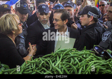 (150312)--JERUSALEM, 12. März 2015 (Xinhua)--Israels zionistische Gewerkschaftsführer Isaac Herzog (C) schüttelt die Hand mit einem Unterstützer bei einem Kampagne Stopp an einem Obst und Gemüse Markt in Tel Aviv, Israel am 12. März 2015. Israelische politischen Parteien verstärken ihre Anstrengungen, unentschlossene Wähler zu beeinflussen, wie der Countdown für die 17 März Parlamentswahlen begonnen hat. Unterstützer der regierenden Likud-Partei haben, eine Massendemonstration in zentralen Tel Aviv Sonntagabend zu inszenieren, um Unterstützung zu generieren nach einer massiven Widerstand-Kundgebung am vergangenen Wochenende in der Stadt ruft für den Ersatz von Prime Min geplant Stockfoto