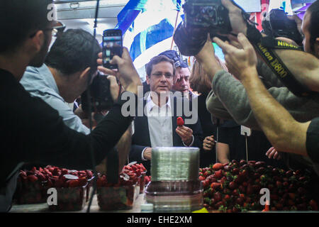 (150312)--JERUSALEM, 12. März 2015 (Xinhua)--Israels zionistische Gewerkschaftsführer Isaac Herzog (C) man bei einem Kampagne Stopp an einem Obst und Gemüse Markt in Tel Aviv, Israel am 12. März 2015 sieht. Israelische politischen Parteien verstärken ihre Anstrengungen, unentschlossene Wähler zu beeinflussen, wie der Countdown für die 17 März Parlamentswahlen begonnen hat. Unterstützer der regierenden Likud-Partei haben, eine Massendemonstration in zentralen Tel Aviv Sonntagabend zu inszenieren, um Unterstützung zu generieren nach einer massiven Widerstand-Kundgebung am vergangenen Wochenende in der Stadt ruft für den Ersatz von Premierminister Benjamin Netanya geplant Stockfoto