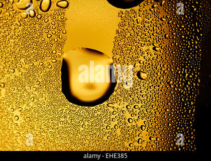 Glas Bier mit Tau sprudelt. Stockfoto