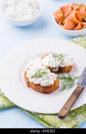 Kanapees mit Weichkäse zu verbreiten, auf weißen Teller, selektiven Fokus Stockfoto