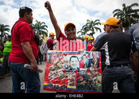 Caracas, Venezuela. 12. März 2015. Eine Person hält einen Banner während einer 'Anti-imperialistische' Marsch in Caracas, Venezuela, auf 12. März 2015. Einwohner in Caracas und anderen Regionen von Venezuela nahmen an Demonstrationen am Donnerstag um nationale Souveränität zu verteidigen und venezolanische Regierung zu unterstützen, nachdem US-Präsident Barack Obama am Montag eine Ausführungsverordnung venezolanischen Beamten über Menschenrechtsverletzungen und Korruption, laut Lokalpresse zusätzliche Sanktionen ausgestellt. Bildnachweis: Boris Vergara/Xinhua/Alamy Live-Nachrichten Stockfoto