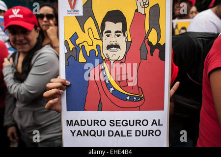 Caracas, Venezuela. 12. März 2015. Eine Person hält einen Banner während einer 'Anti-imperialistische' Marsch in Caracas, Venezuela, auf 12. März 2015. Einwohner in Caracas und anderen Regionen von Venezuela nahmen an Demonstrationen am Donnerstag um nationale Souveränität zu verteidigen und venezolanische Regierung zu unterstützen, nachdem US-Präsident Barack Obama am Montag eine Ausführungsverordnung venezolanischen Beamten über Menschenrechtsverletzungen und Korruption, laut Lokalpresse zusätzliche Sanktionen ausgestellt. Bildnachweis: Boris Vergara/Xinhua/Alamy Live-Nachrichten Stockfoto