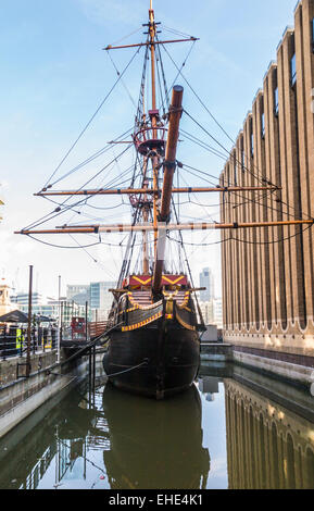 Replik von Sir Francis Drake Galeone, die Golden Hind, Golden Hinde II, festgemacht an der South Bank am St Mary Overie Dock, Bankside, London, UK Stockfoto