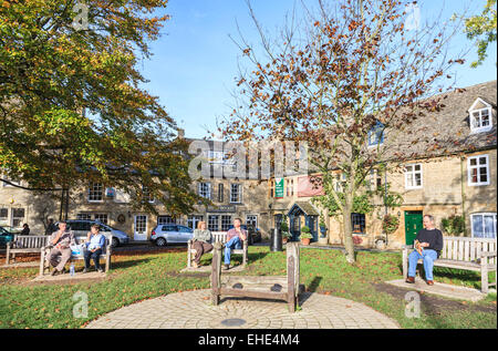 Das Quadrat, Stow-on-the-Wold, Cotswolds, Gloucestershire, mit attraktiven Cotswold stone Cottages und mittelalterlichen Holzschäfte Stockfoto