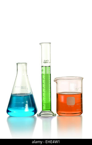 Laborglas auf Tisch isoliert auf weißem Hintergrund - mit Beschneidungspfad auf Glas Stockfoto