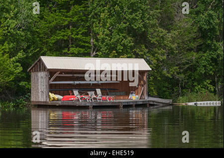 Boote aufgereiht für die Lagerung am Rand des Wassers in Lake County, Florida USA Stockfoto