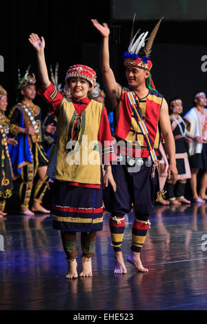 Pintung County, Taiwan - Februar 19,2015: Aborigines taiwanesischen Mann und Frau in traditioneller Kleidung bei der Taiwan indigenen Peo Stockfoto