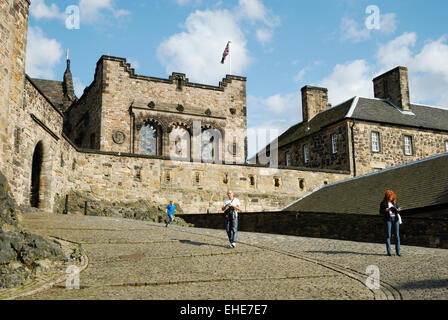 Edinburgh Castle ist eine historische Festung dominiert die Skyline der Stadt von Edinburgh Stockfoto