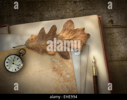 Vintage Schreibpapier mit Stift auf Holz Stockfoto