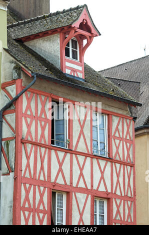 Ein hell gestrichenen Fachwerkhaus auf der Place Saint-Vincent in Chalon-Sûr-Saône, Burgund, Frankreich. Stockfoto