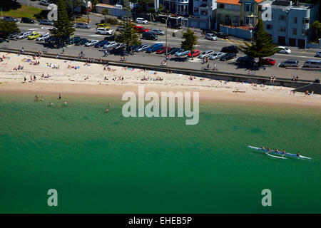 Strand und Waka Ama (Outrigger Kanu) an Oriental Bay, Wellington, Nordinsel, Neuseeland - Antenne Stockfoto
