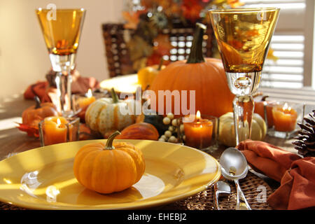 Gedeck bereit zum Erntedankfest Stockfoto