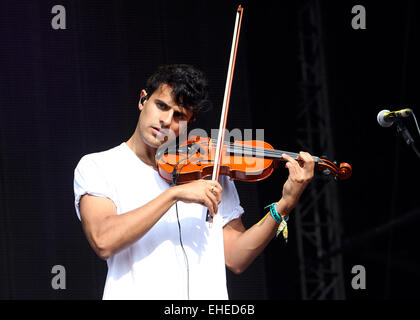 Bandit und DJ Yoda Durchführung auf der Hauptbühne während drei Tag der Bestival 2014 7. September 2014 Featuring reinigen: Clean Bandit, Grace Chatto wo: Isle Of Wight, Großbritannien: 08 Sep 2014 Stockfoto
