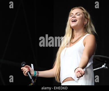 Bandit und DJ Yoda Durchführung auf der Hauptbühne während drei Tag der Bestival 2014 7. September 2014 Featuring reinigen: Clean Bandit, Grace Chatto wo: Isle Of Wight, Großbritannien: 08 Sep 2014 Stockfoto