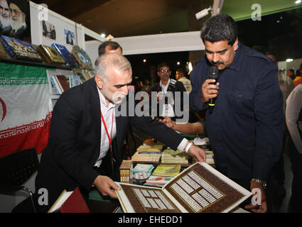 Caracas, Venezuela. 12. März 2015. Venezuelan President Nicolas Maduro (R) Uhren ein Buch während der Einweihung der International Book Fair Venezuela bei Teresa Carreño Theater in Caracas, Venezuela, am 12. März 2015. © Prensa Presidencial/AVN/Xinhua/Alamy Live-Nachrichten Stockfoto